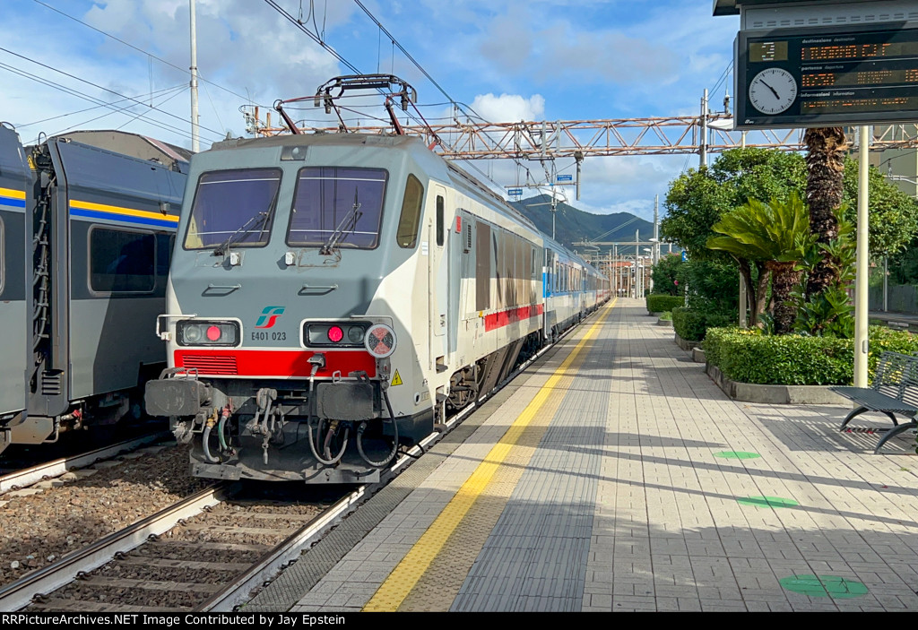 An Intercity Train departs for Livorno